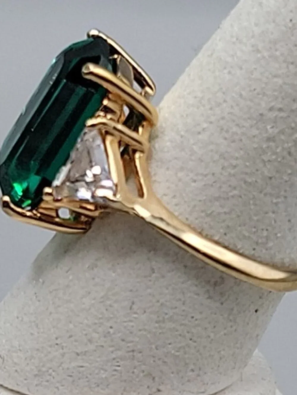 Art Deco 18K HGE Oversized Faux Emerald & Diamante Fashion Ring Gold Tone 8.5